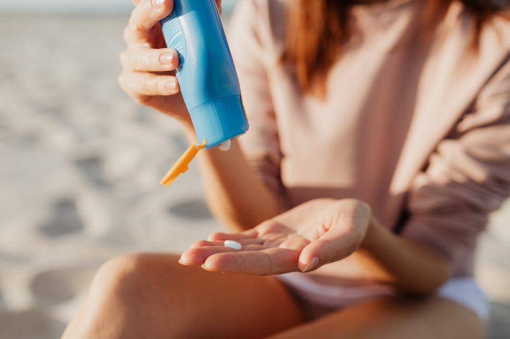 Ilustrasi menggunakan sunscreen (pexels.com/Kaboompics.com)