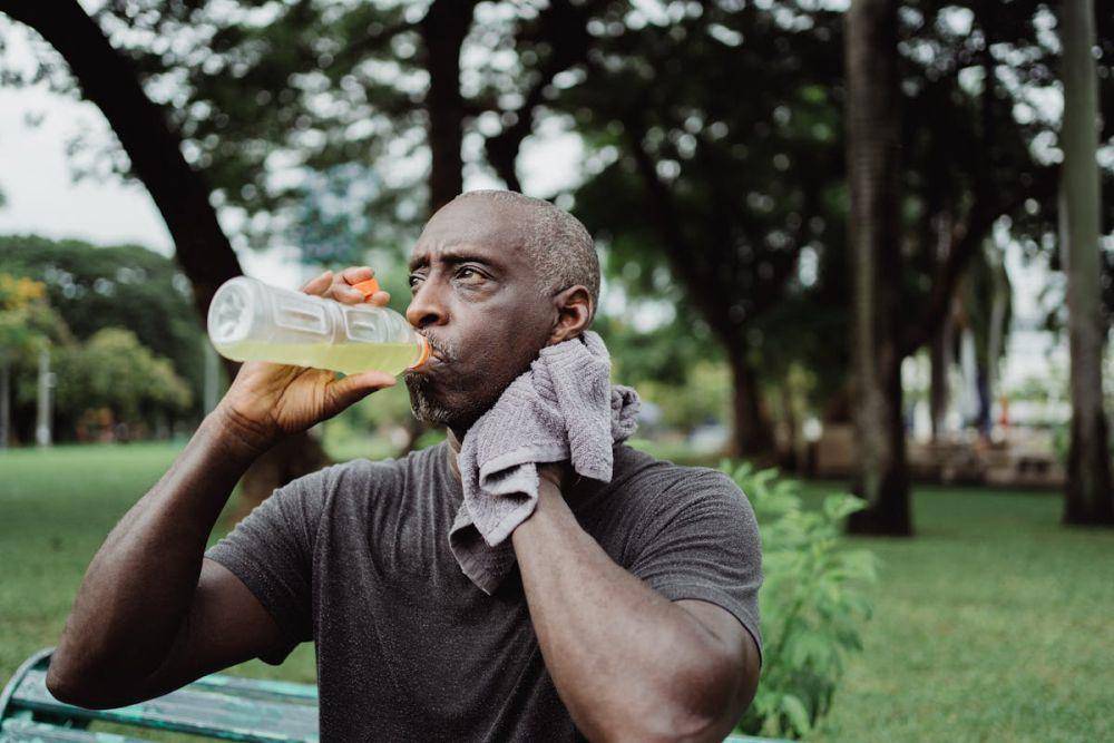 ilustrasi minum air untuk mengurangi dehidrasi (pexels.com/Ketut Subiyanto)
