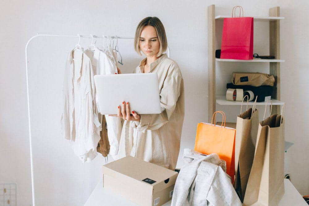 Ilustrasi seseorang menjual barang preloved (pexels.com/Nataliya Vaitkevich)
