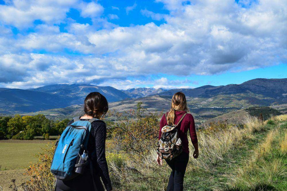 ilustrasi hiking bersama teman (pexels.com/Pixabay)