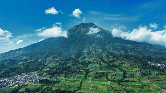 ilustrasi Sindoro Sumbing (pexels.com/Ridwan Afriandy)