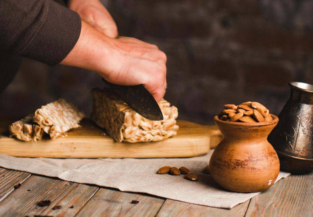 ilustrasi potong nougat (pexels.com/Vladimir Gladkov)