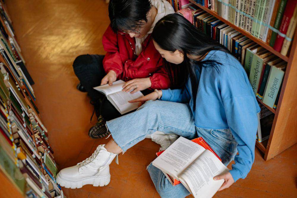 ilustrasi membaca di perpustakaan (pexels.com/Yan Krukau)