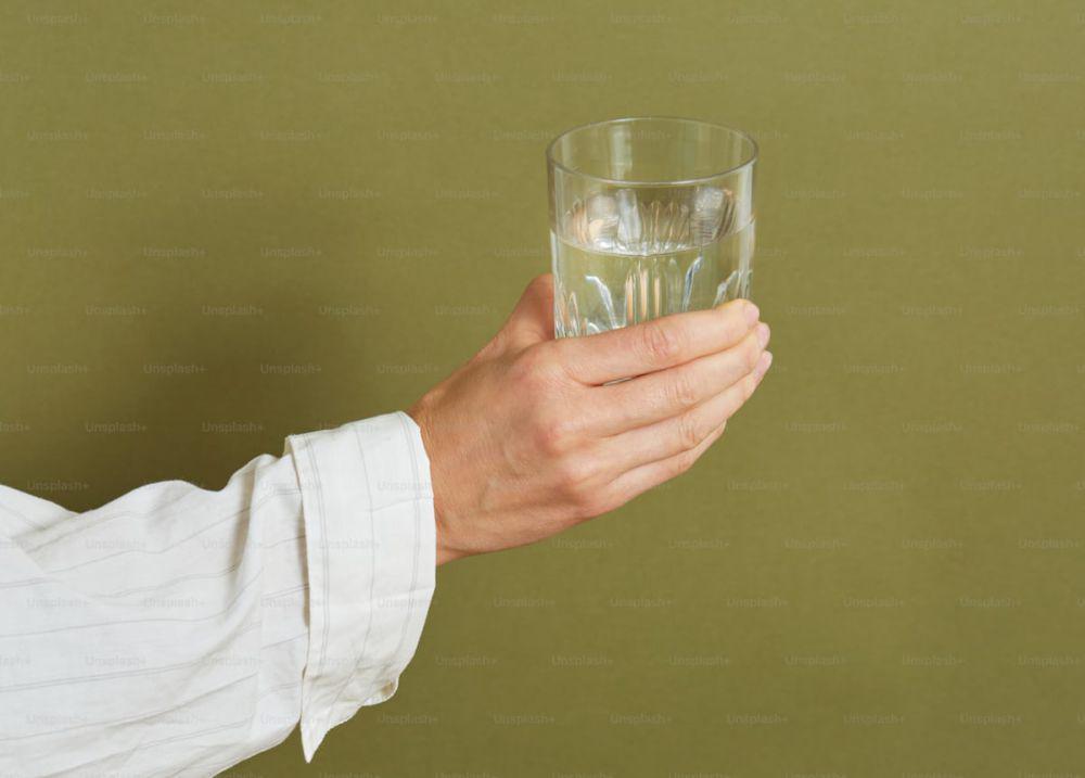 Ilustrasi minum air putih (unsplash/liabekyan)
