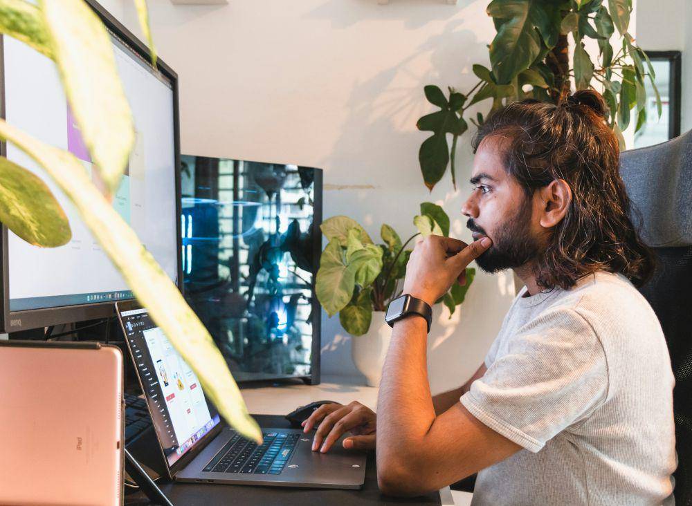 ilustrasi pria berusaha bangkit dengan wawasan baru (unsplash.com/Sanni Sahil)