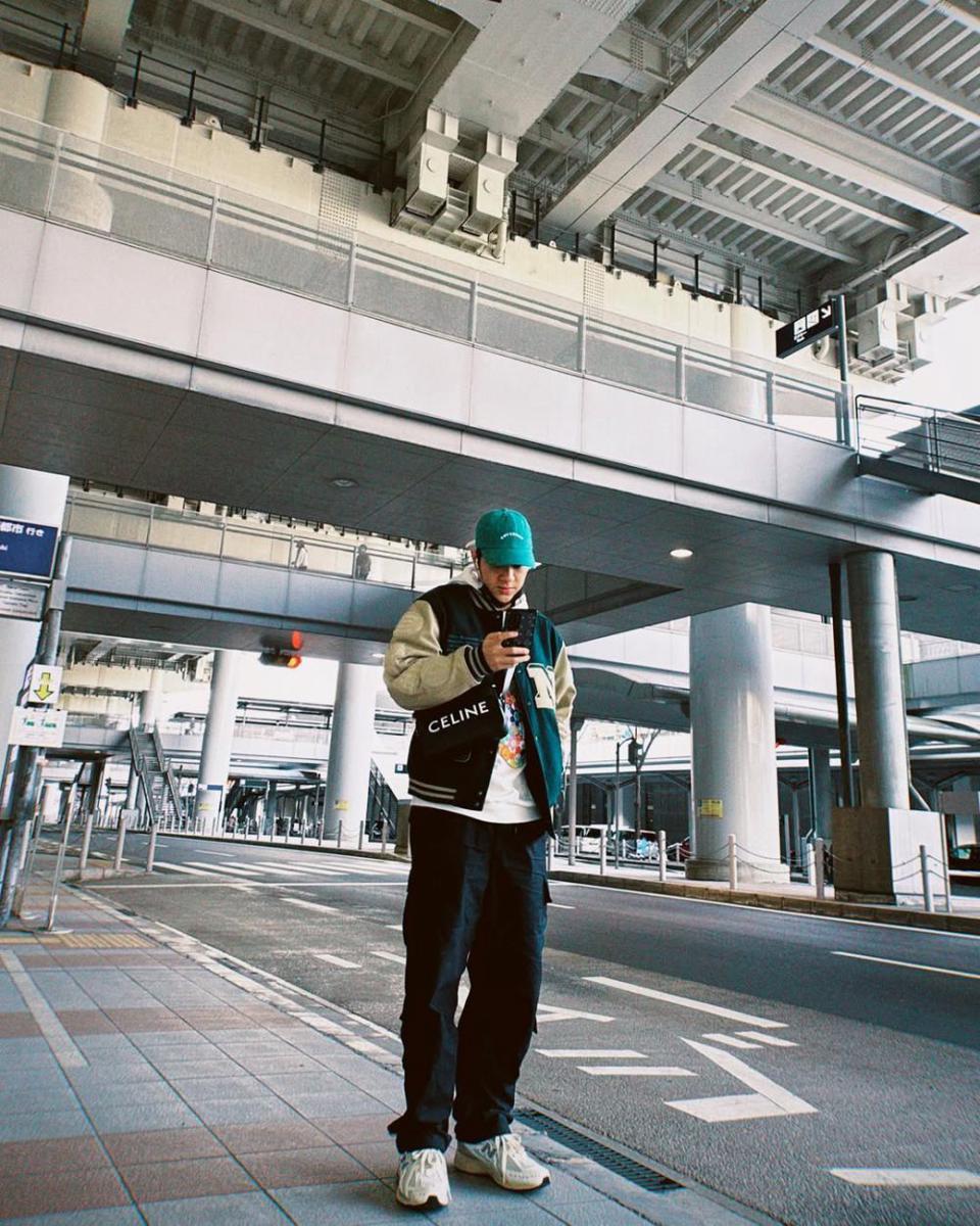 Styling Outfit Baggy Pants ala Nanon Korapat (instagram.com/nanon_korapat)
