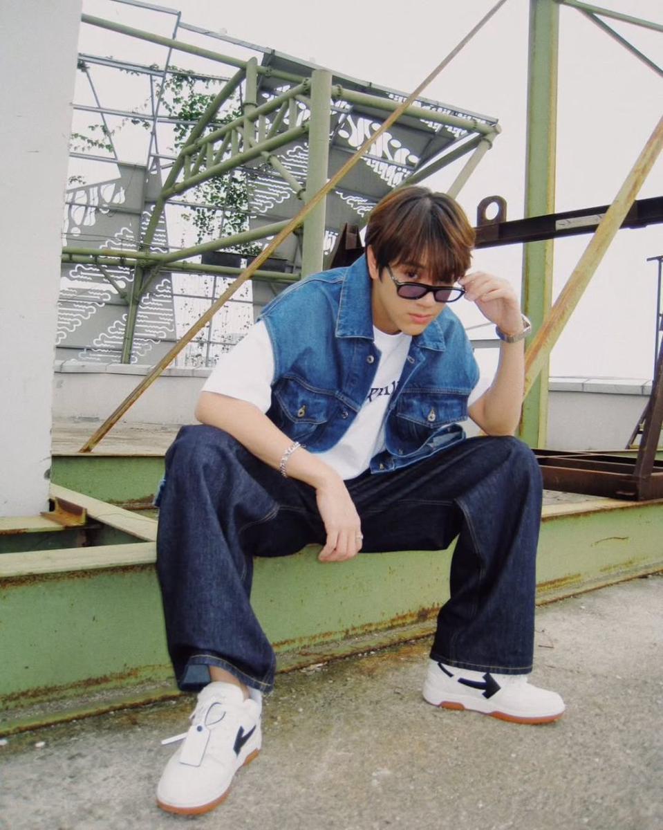 Styling Outfit Baggy Pants ala Nanon Korapat (instagram.com/nanon_korapat)