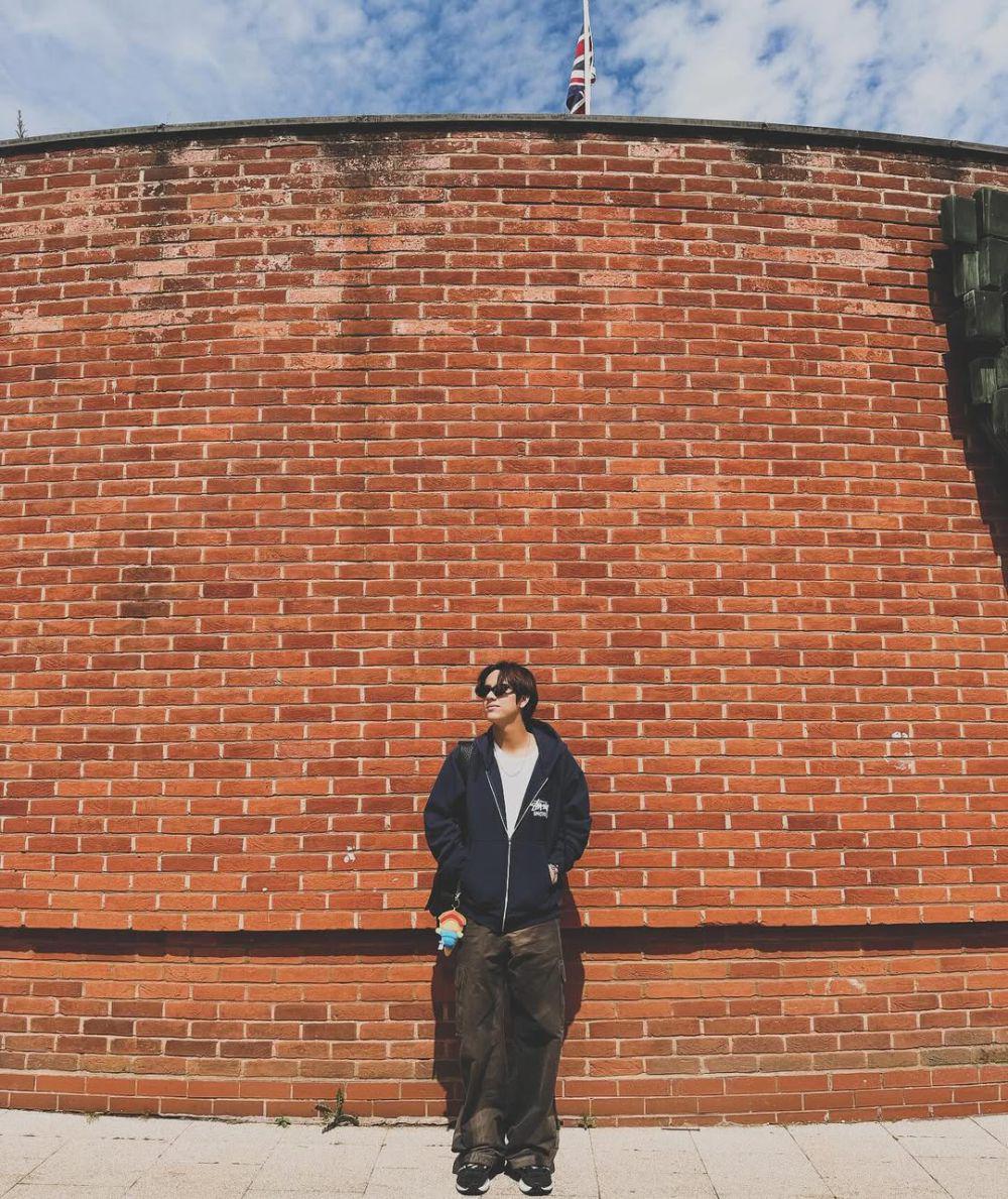 Styling Outfit Baggy Pants ala Nanon Korapat (instagram.com/nanon_korapat)