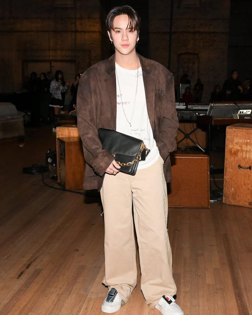 Styling Outfit Baggy Pants ala Nanon Korapat (instagram.com/nanon_korapat)