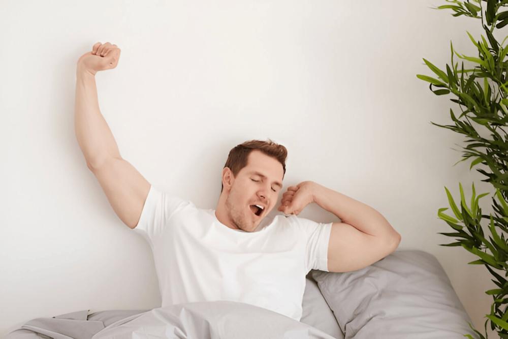 ilustrasi pria bangun tidur (freepik.com/gpointstudio)