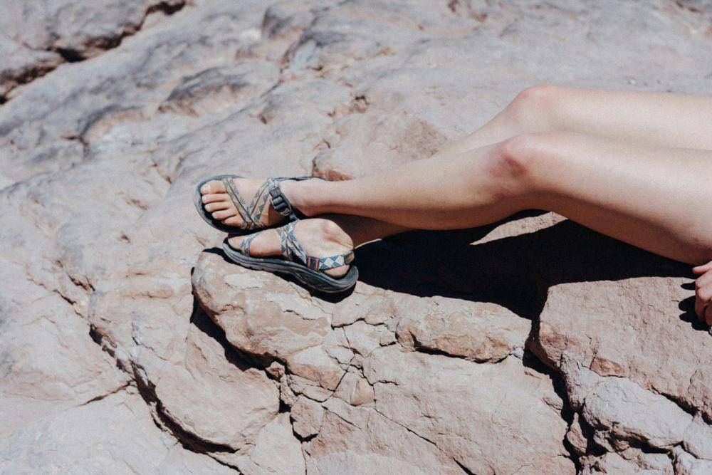 ilustrasi alas kaki anti selip (unsplash.com/Weiland Kurt)