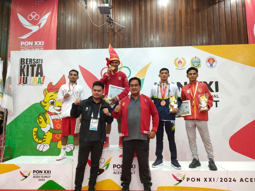 Ketua Pengprov Pertina Sulsel Harpen Reza Ali dan ayahnya A. Reza Ali yang juga mantan Ketua Umum Pengurus Pusat Pertina foto bersama peraih medali kelas 51-54 Kg PON XXI Aceh-Sumut 2024. Di kelas ini petinju Sulsel Josu Holy Masihor meraih medali emas. (Dok. Istimewa)