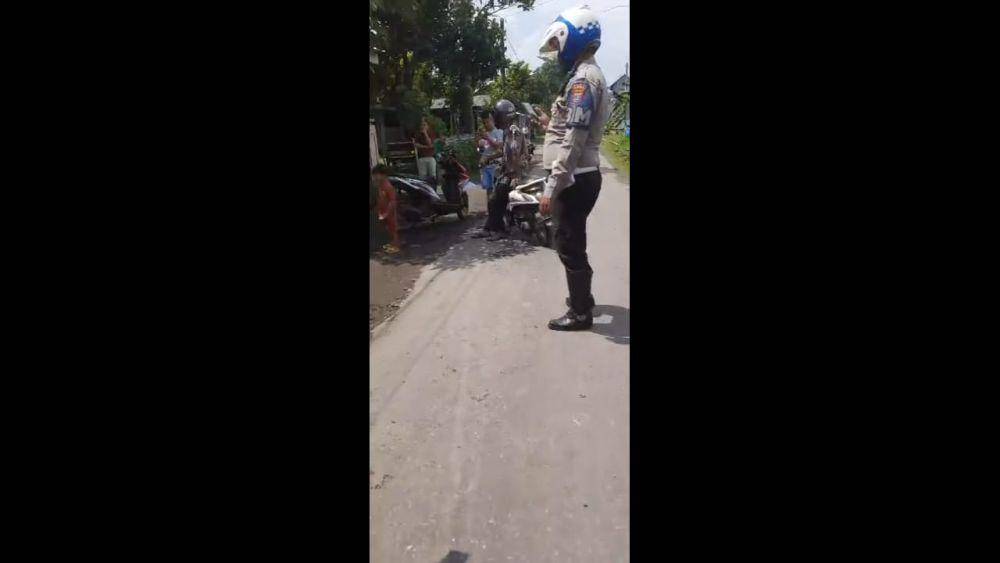 Tangkapan layar oknum polisi yang disebut menabrak pengendara motor di Tulungagung. IDN Times/ istimewa