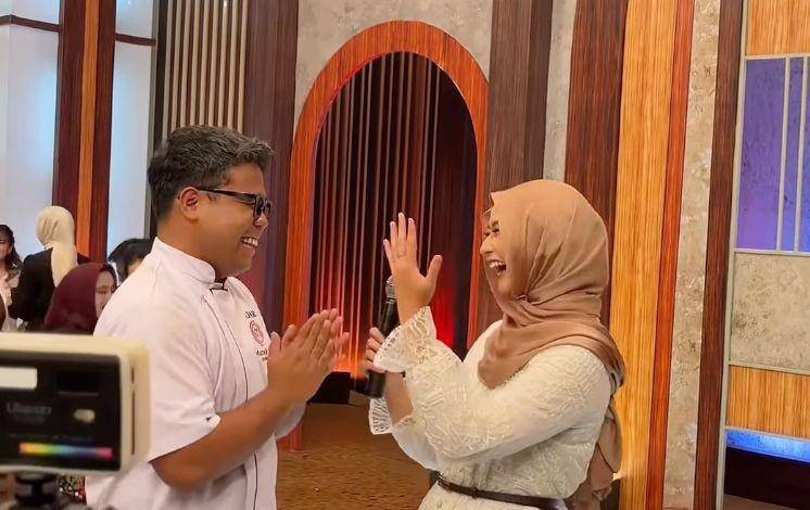Potret Fajar melamar Zahra (Instagram/masterchefina)