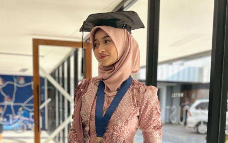 Potret Zahra saat kelulusan di Politeknik Kesehatan (instagram/zahra.mci12)