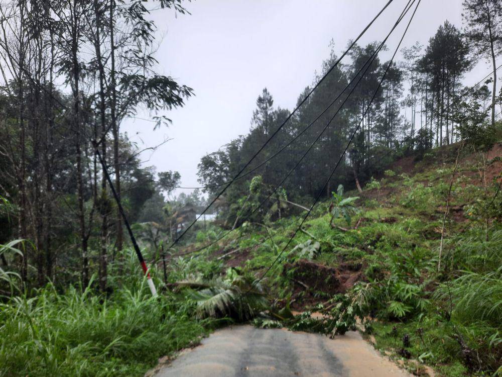 Longsor yang menutup akses jalan di Trenggalek. IDN Times/ istimewa
