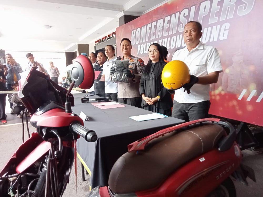Polisi saat merilis kasus curanmor di Tulungagung. IDN Times/ istimewa