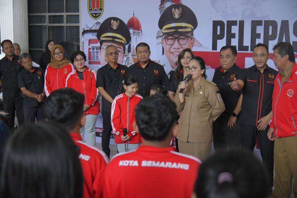 Wali Kota Semarang, Agustina Wilujeng melepas  445 kontingen Kota Semarang yang akan berlaga dalam Pekan Olahraga Pelajar Daerah (POPDA) Jawa Tengah 2025 di Balaikota Semarang, Senin (19/5/2025). (dok. Pemkot Semarang)