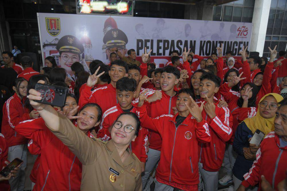 Wali Kota Semarang, Agustina Wilujeng melepas  445 kontingen Kota Semarang yang akan berlaga dalam Pekan Olahraga Pelajar Daerah (POPDA) Jawa Tengah 2025 di Balaikota Semarang, Senin (19/5/2025). (dok. Pemkot Semarang)