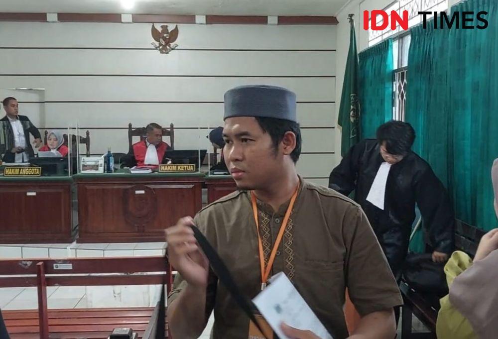 Firly Norachim, terdakwa kasus toko Mama Khas Banjar dituntut bebas dari segala tuntutan pidana oleh jaksa penuntut umum, dalam sidang pembacaan tuntutan di Pengadilan Negeri Banjarbaru, Senin (19/5/2025). (Hendra Lianor/IDN Times)