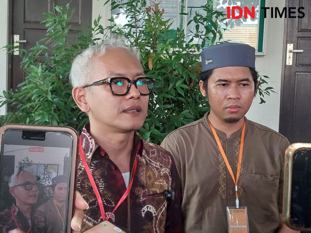 Pengacara terdakwa, Faisol Abrori menyambut gembira atas tuntutan bebas dari JPU. (Hendra Lianor/IDN Times)
