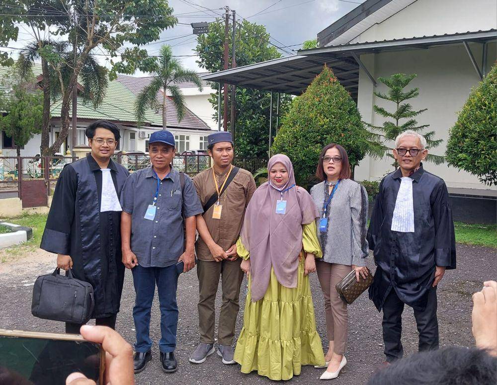 Terdakwa Firly Norachim bersama isttri, tim pengacara, dan anggota DPRD Banjarbaru usai sidang tuntutan, Senin (19/5/2025). (Hendra Lianor/IDN Times)