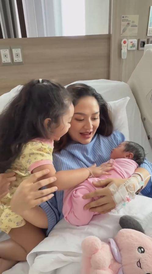 Baby Xandraya Anak Kedua Siti Badriah (Instagram.com/sitibadriahh)