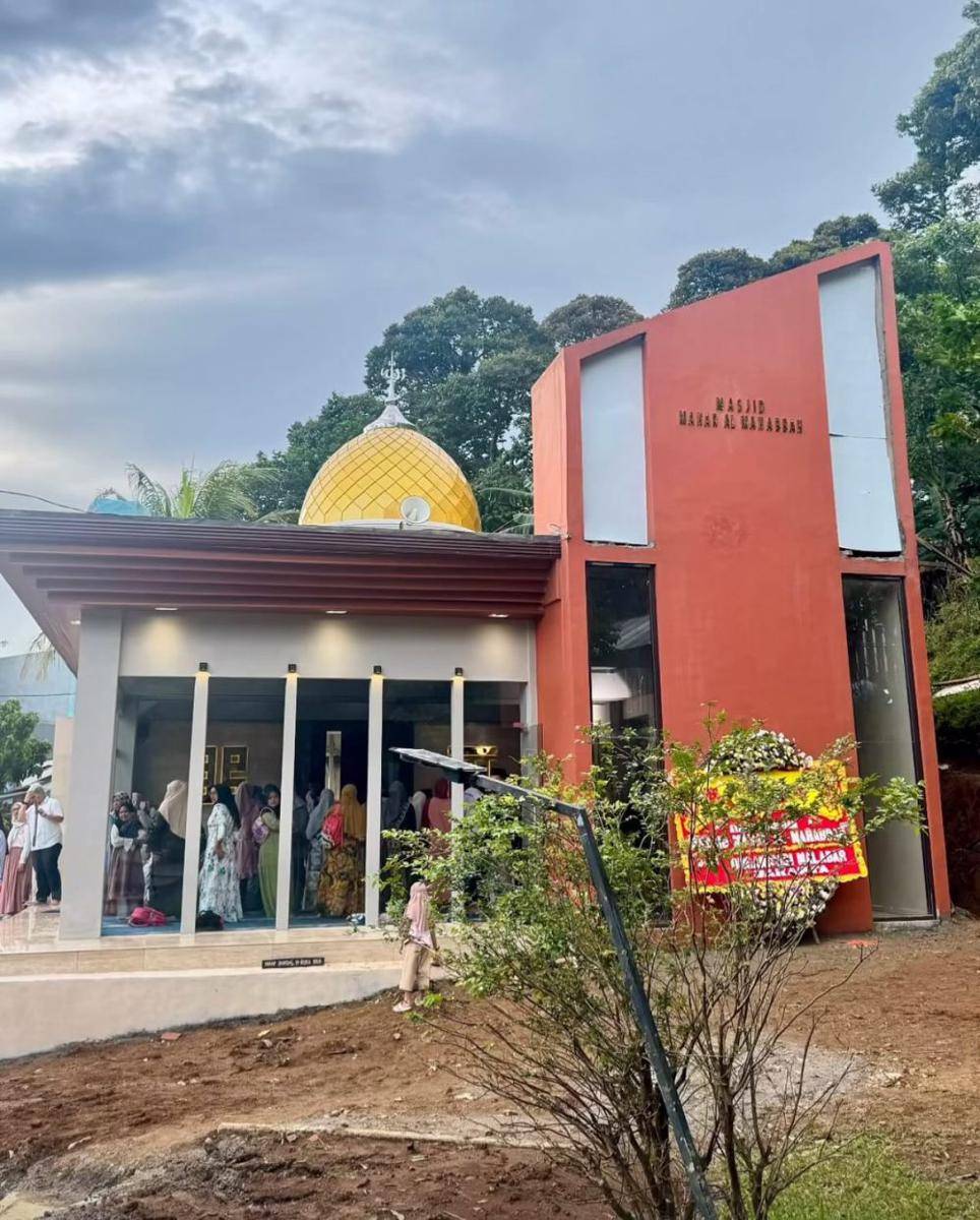 Irish Bella dan suami resmikan masjid (instagram.com/haldy_sabri)