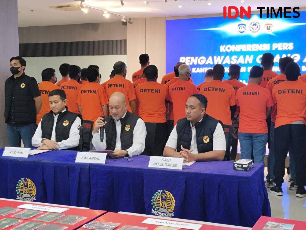 Kabid Pengawasan dan Penindakan Kantor Wilayah (Kanwil) Direktorat Jenderal Imigrasi (Ditjenim) Jawa Barat, Imam Teguh Adianto (tengah). (IDN Times/Imam Faishal)