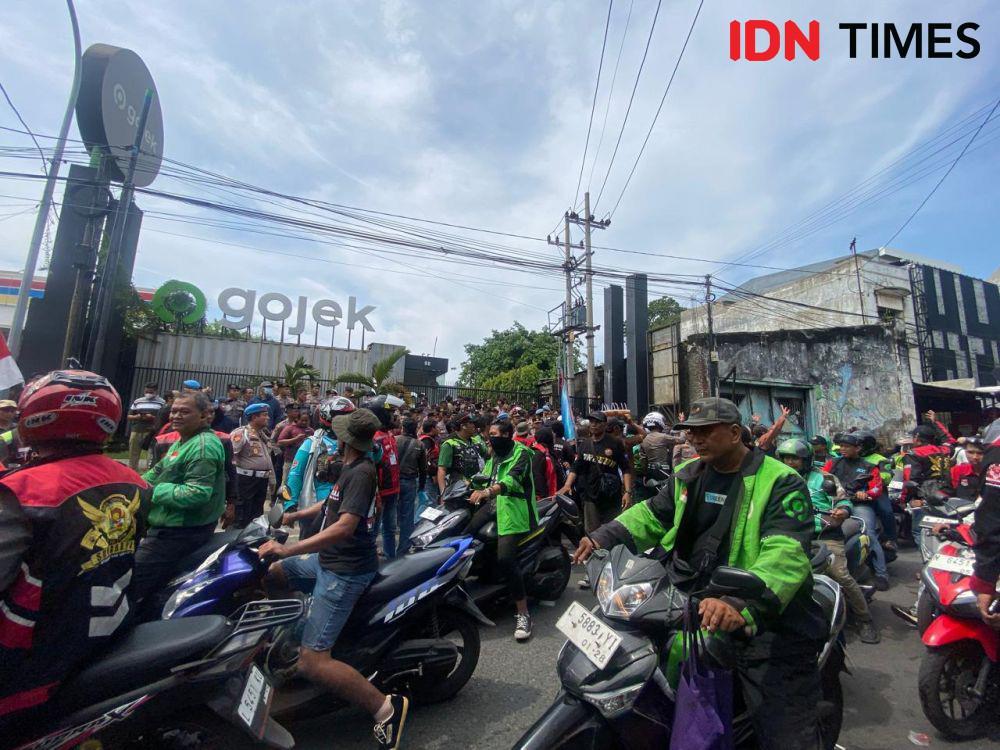 Ribuan Ojol Geruduk Kantor Gojek di Surabaya