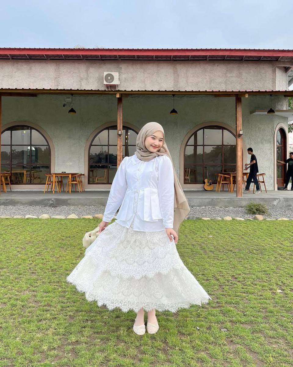 feminine romantic style ala Siska Amera (instagram.com/siskaamera)