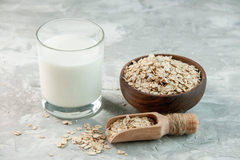 Ilustrasi susu oat (freepik.com/KamranAydinov)