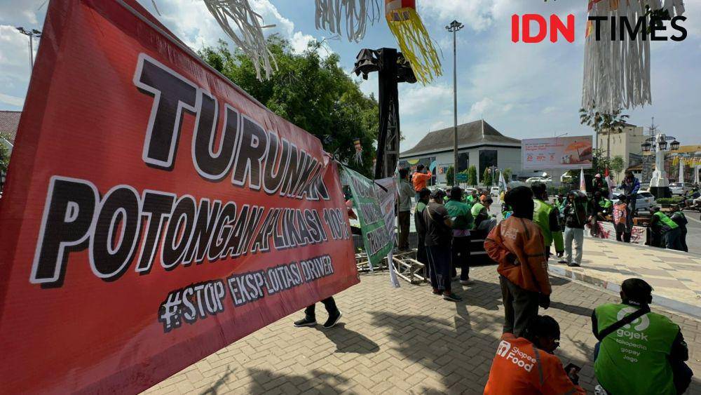 Demo ojek online (ojol) di Kota Solo. (IDN Times/Larasati Rey)