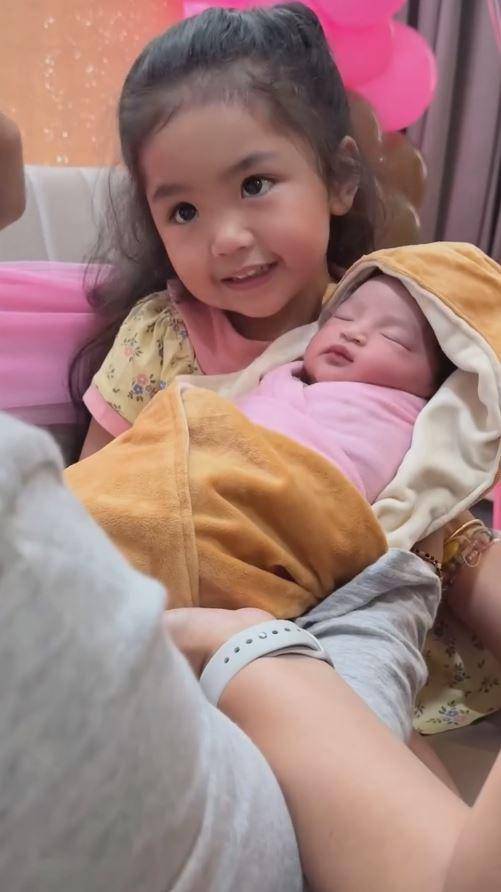 Baby Xandraya Anak Kedua Siti Badriah (Instagram.com/sitibadriahh)