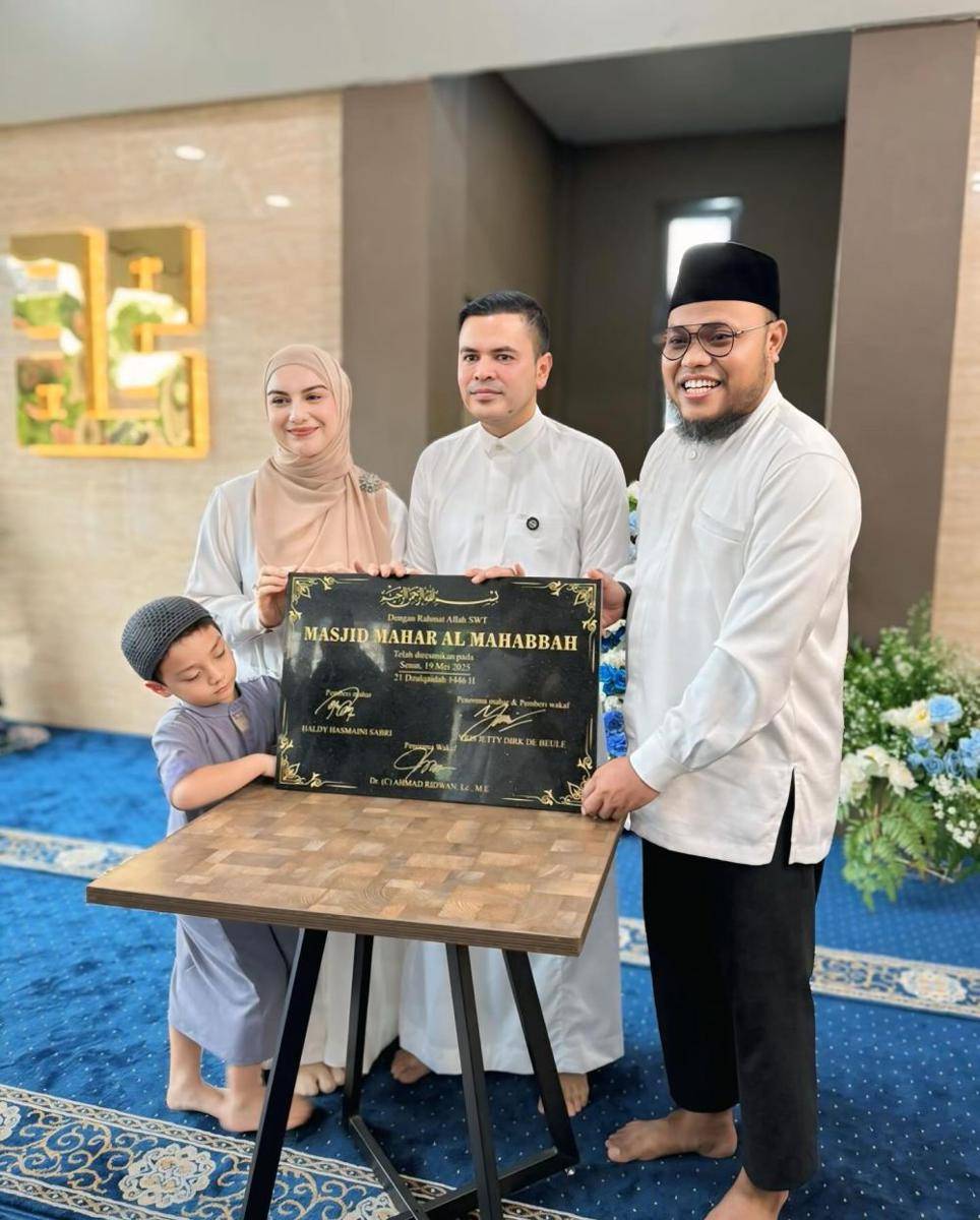 Irish Bella dan suami resmikan masjid (instagram.com/haldy_sabri)