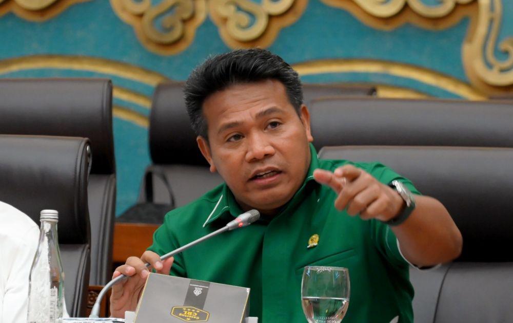 Krisis BBM di Balikpapan: Warga Antre Panjang, DPR RI Turun Tangan!