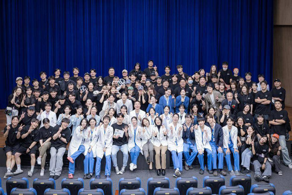 momen perpisahan Kim E Jun dengan cast Resident Playbook (instagram.com/twozun)