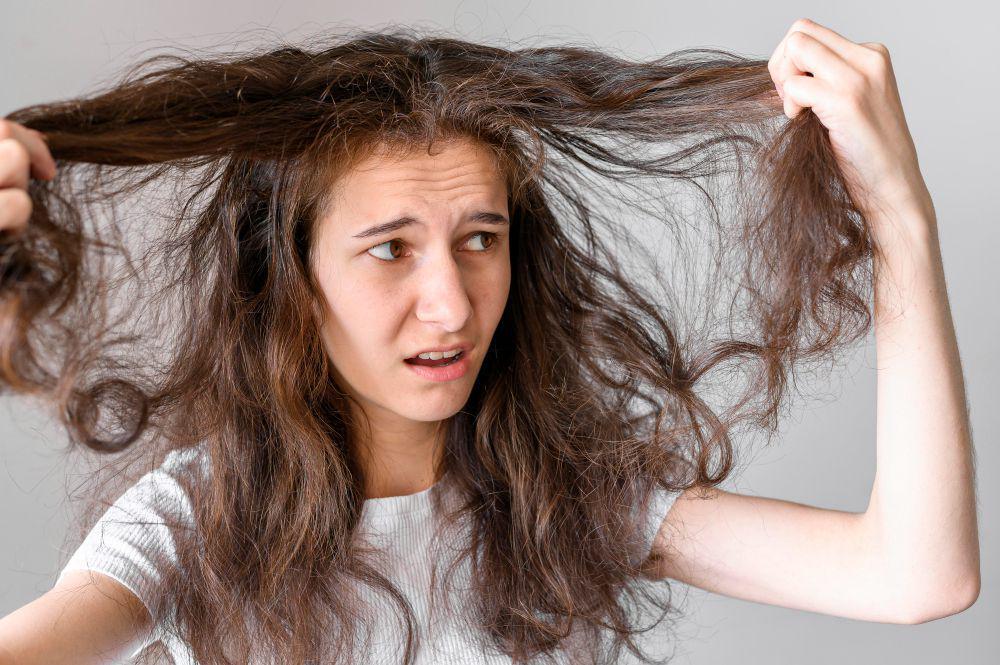 5 Cara Cepat Mengatasi Rambut Mengembang Saat Lagi di Luar