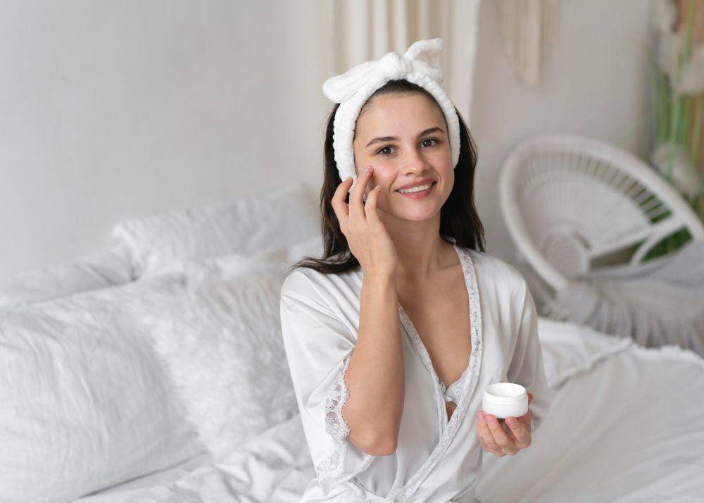 Ilustrasi wanita menggunakan skincare (freepik.com/freepik)
