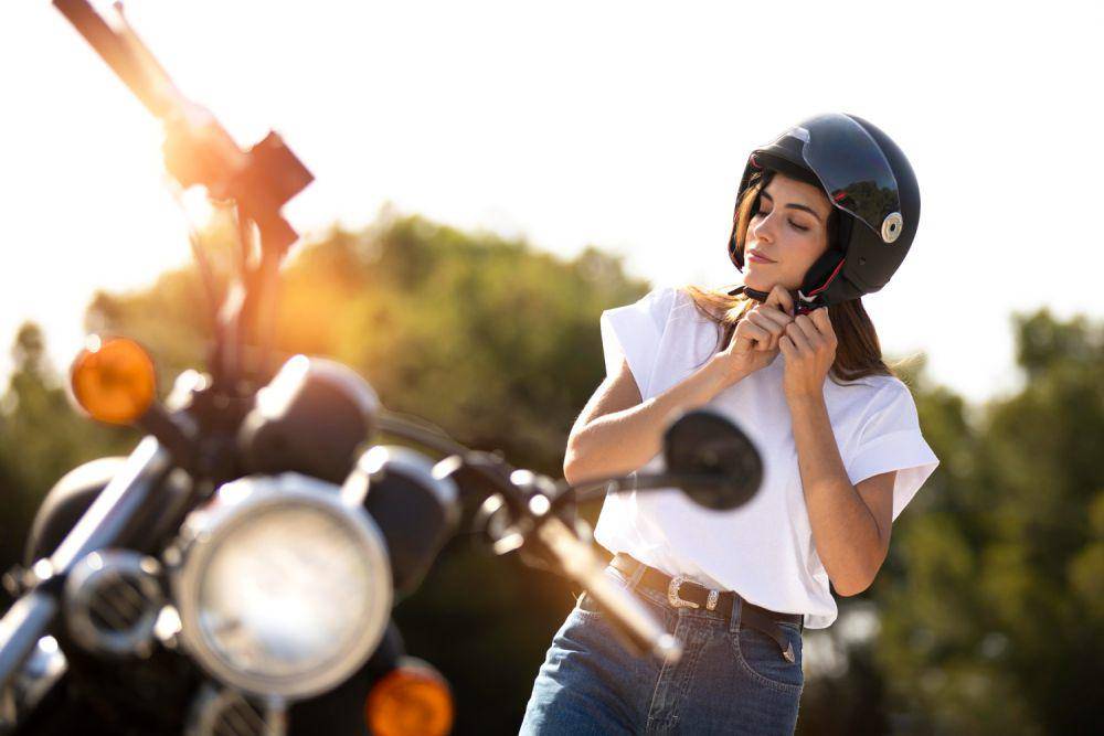 Ilustrasi wanita memakai helm (freepik.com/freepik)