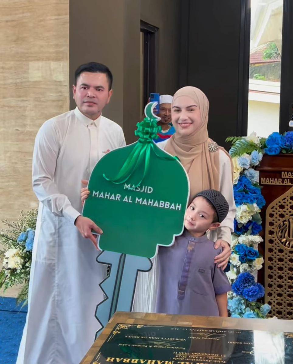 Irish Bella dan suami resmikan masjid (instagram.com/haldy_sabri)