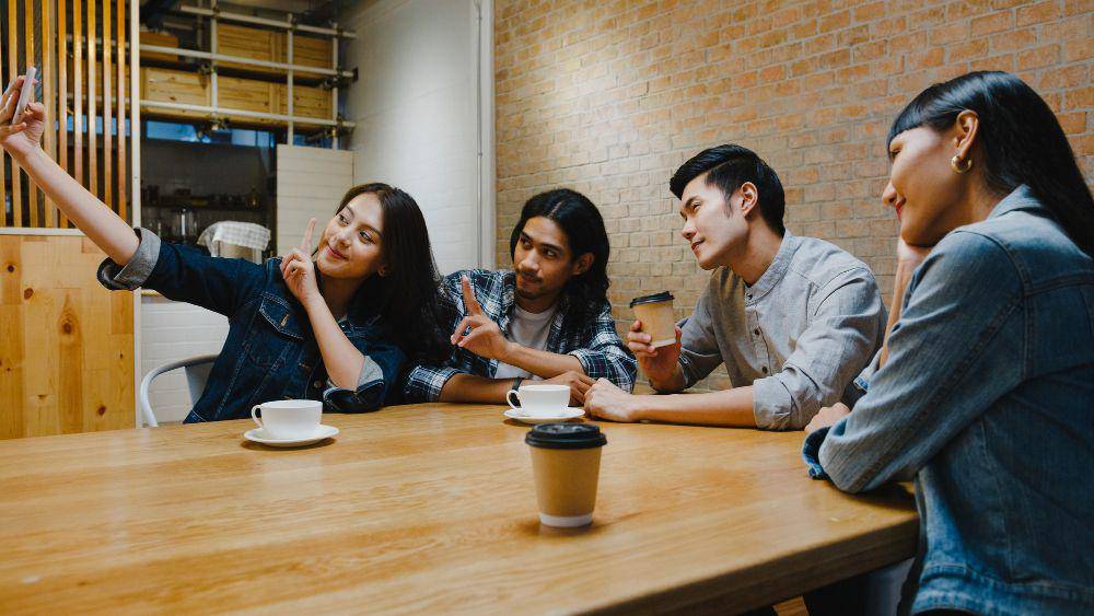 Potret ngopi di kafe 