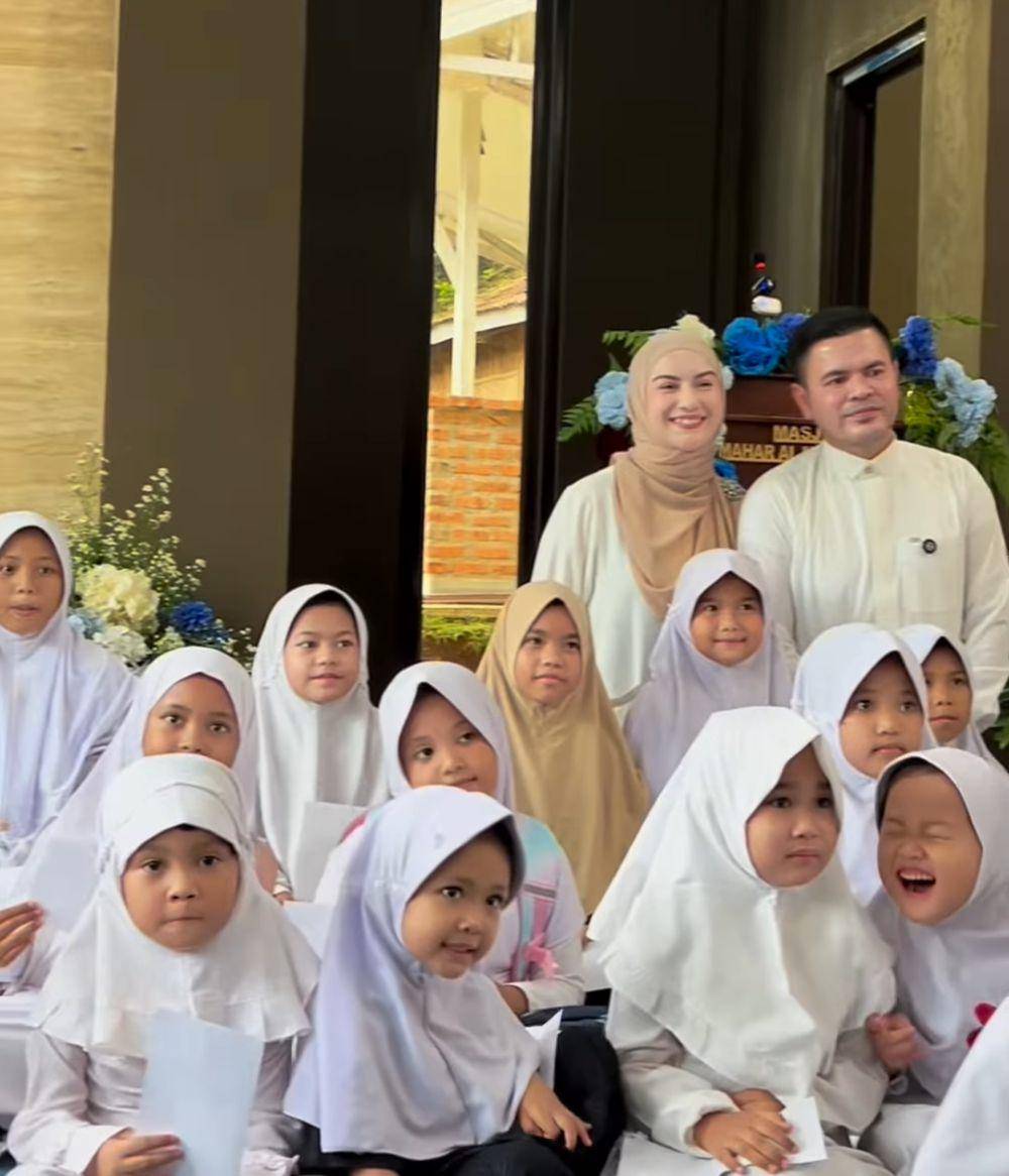 Irish Bella dan suami resmikan masjid (instagram.com/haldy_sabri)