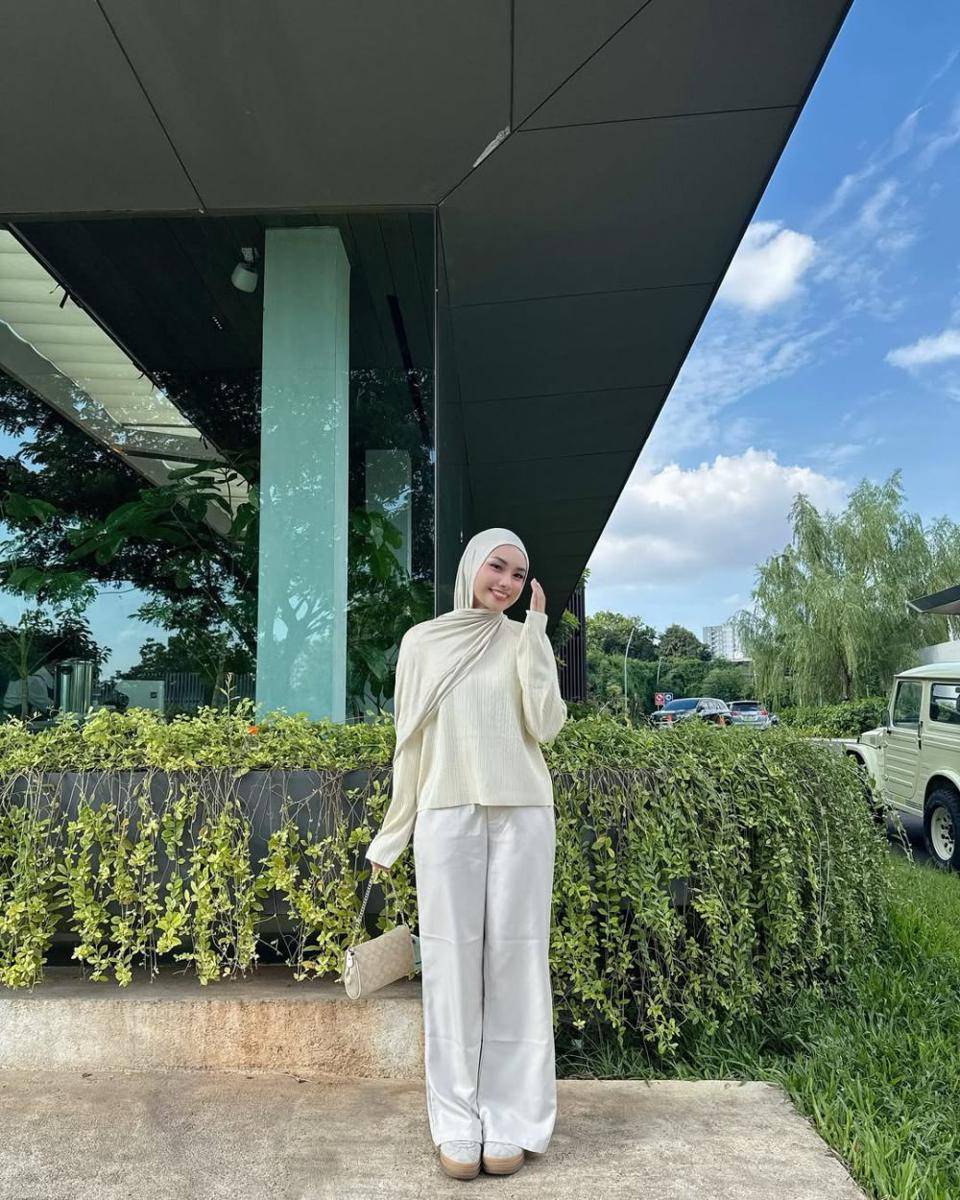 Inspirasi OOTD ala Adya Asyra (instagram.com/adyaasyra)