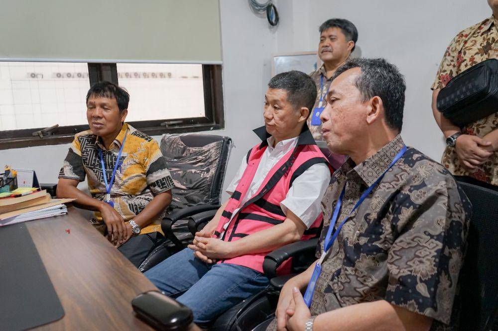 Kejaksaan Agung (Kejagung) melaksanakan serah terima tanggung jawab tersangka dan barang bukti atas sembilan tersangka korupsi importasi gula di Kementerian Perdagangan periode 2015 sampai 2016. (Dok. Puspenkum Kejagung)
