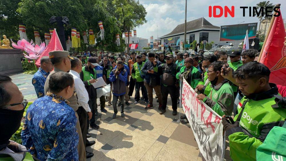 Demo ojek online (ojol) di Kota Solo. (IDN Times/Larasati Rey)