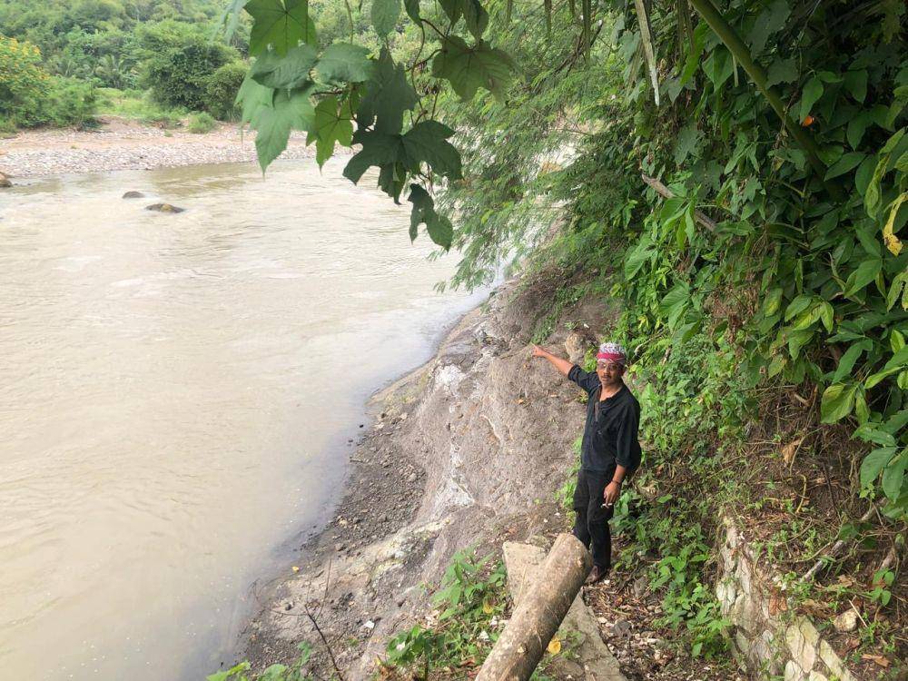 Petani saat menunjukkan lokasi irigasi yang rusak dan berdampak ke sawah (IDN Times/Istimewa)