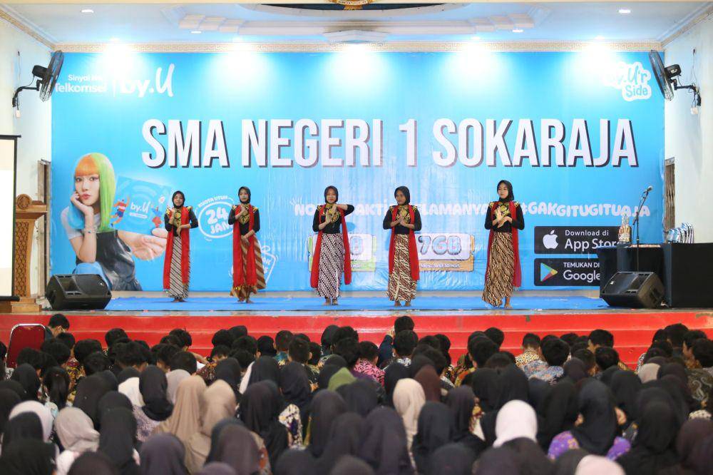 Cuplikan kegiatan by.U Always by U’r Side untuk pelajar sekolah menengah atas se-Jateng dan DIY di SMAN 1 Sokaraja, Banyumas. (Dok. Telkomsel)