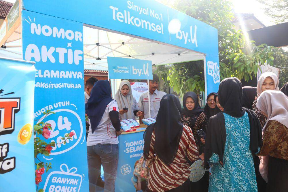 Cuplikan kegiatan by.U Always by U’r Side untuk pelajar sekolah menengah atas se-Jateng dan DIY di SMAN 1 Sokaraja, Banyumas. (Dok. Telkomsel)