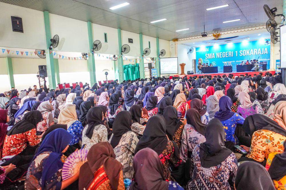Cuplikan kegiatan by.U Always by U’r Side untuk pelajar sekolah menengah atas se-Jateng dan DIY di SMAN 1 Sokaraja, Banyumas. (Dok. Telkomsel)